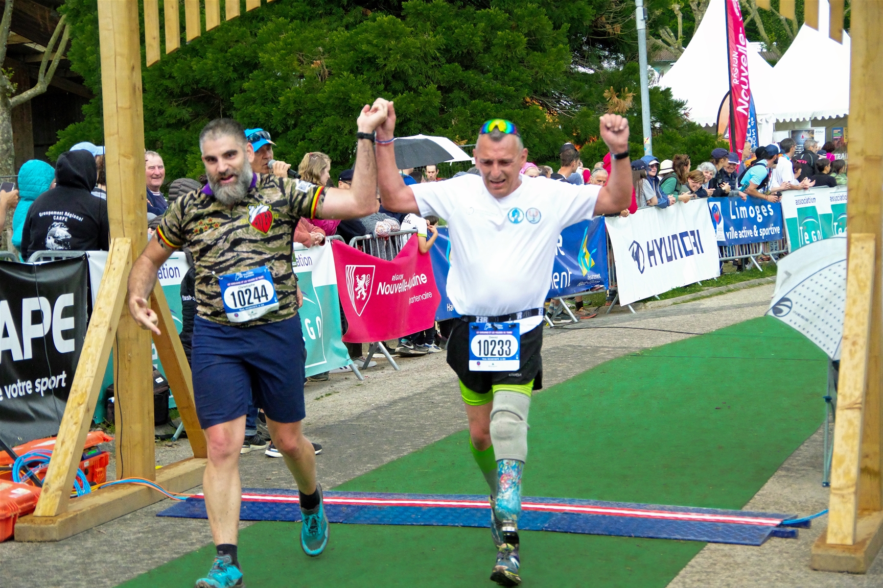 Ligne d’arrivée passée par un coureur handicapé
