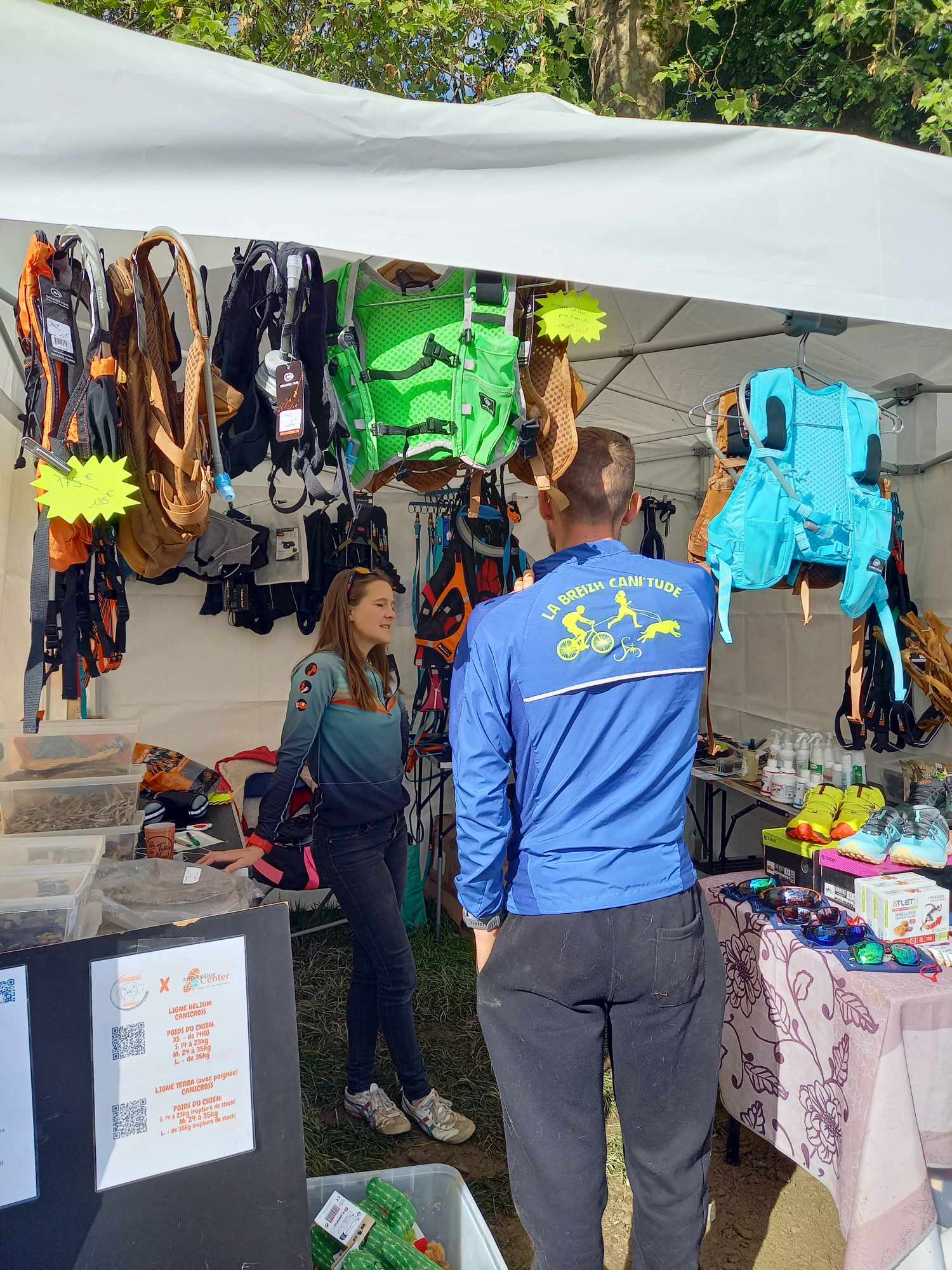 Exposants dans le village