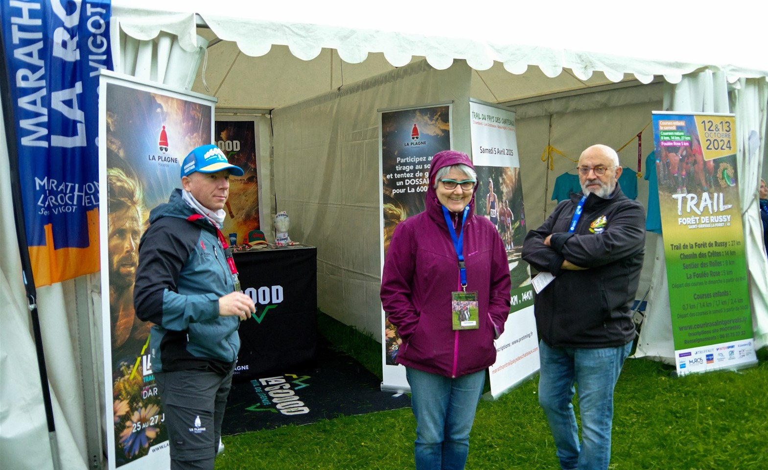 Exposants dans le village