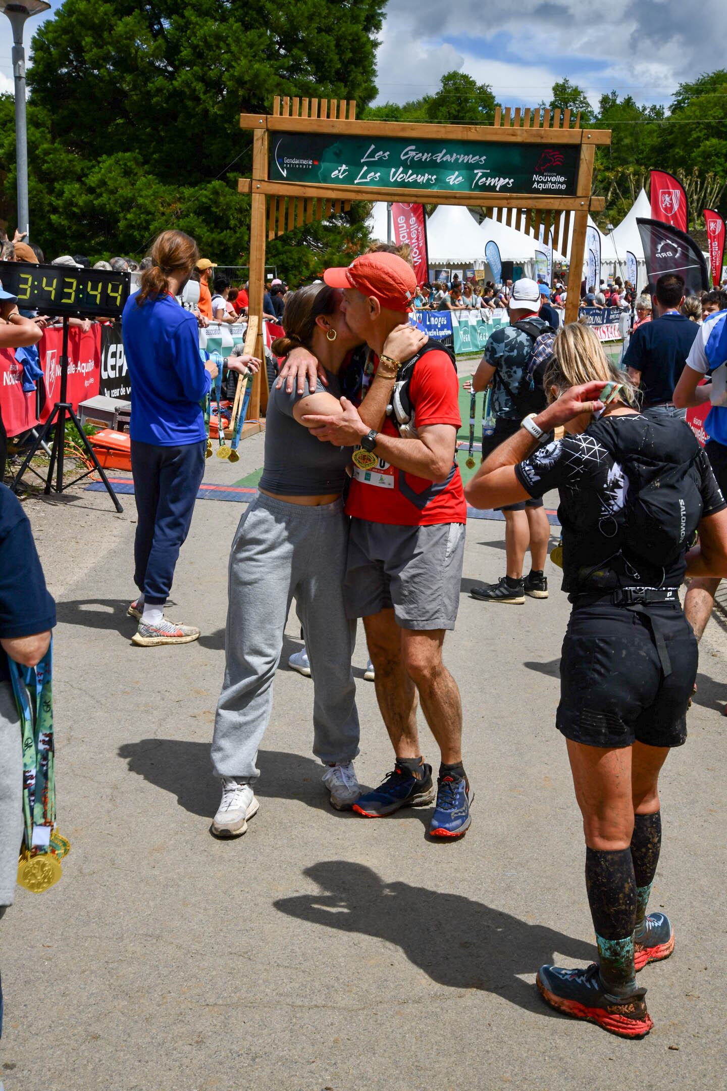 Félicitation des coureurs par leurs proches