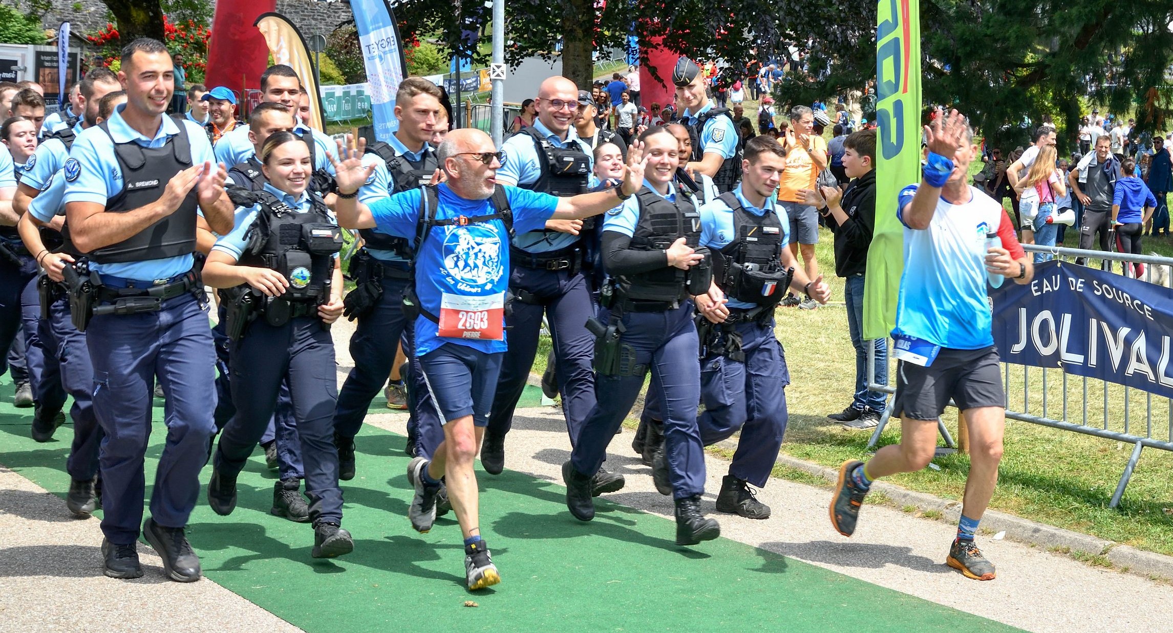 69 - Les gendarmes jalonneurs des circuits accompagnent le dernier coureur du 32 km