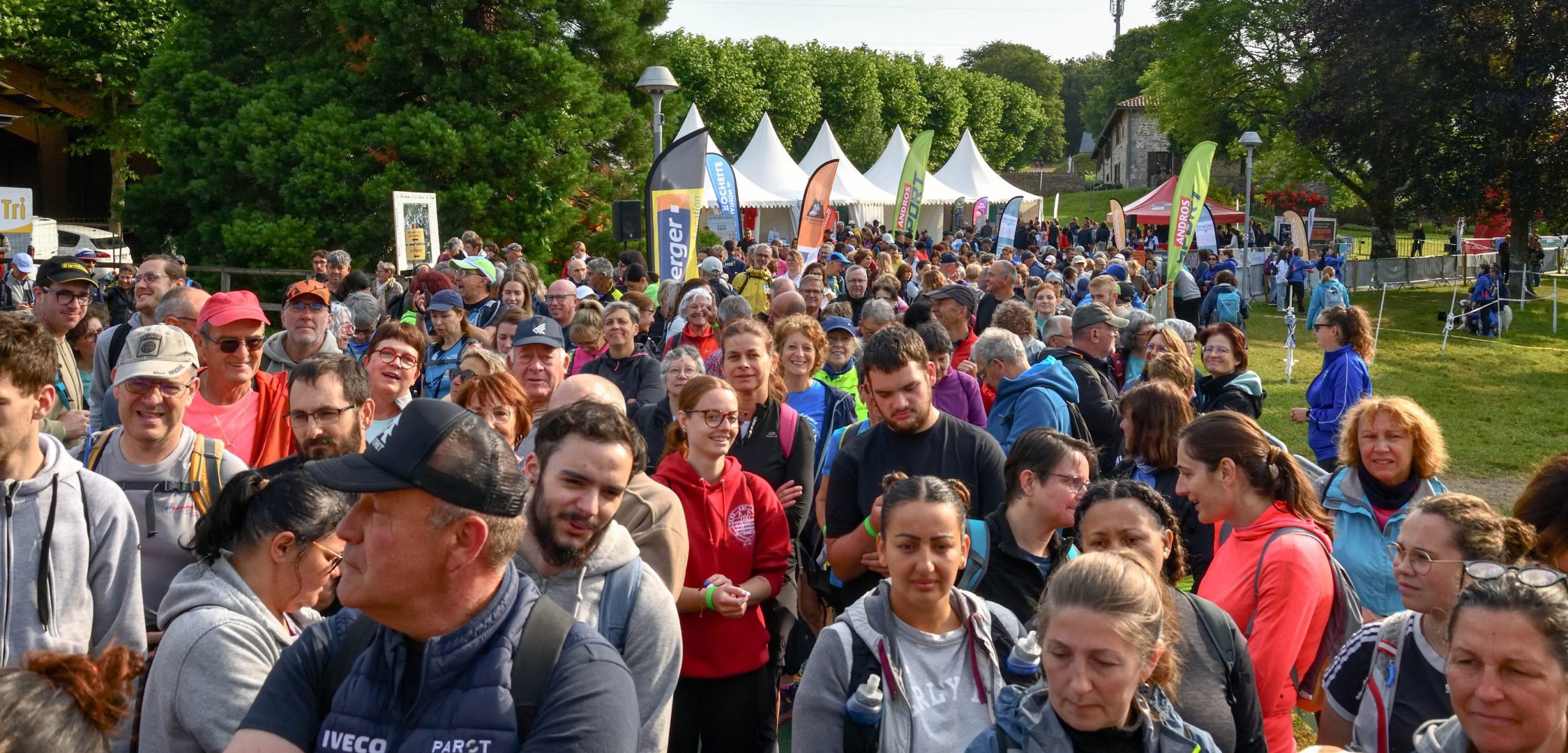 72 - Rassemblement derrière l'arche pour le départ de la marche