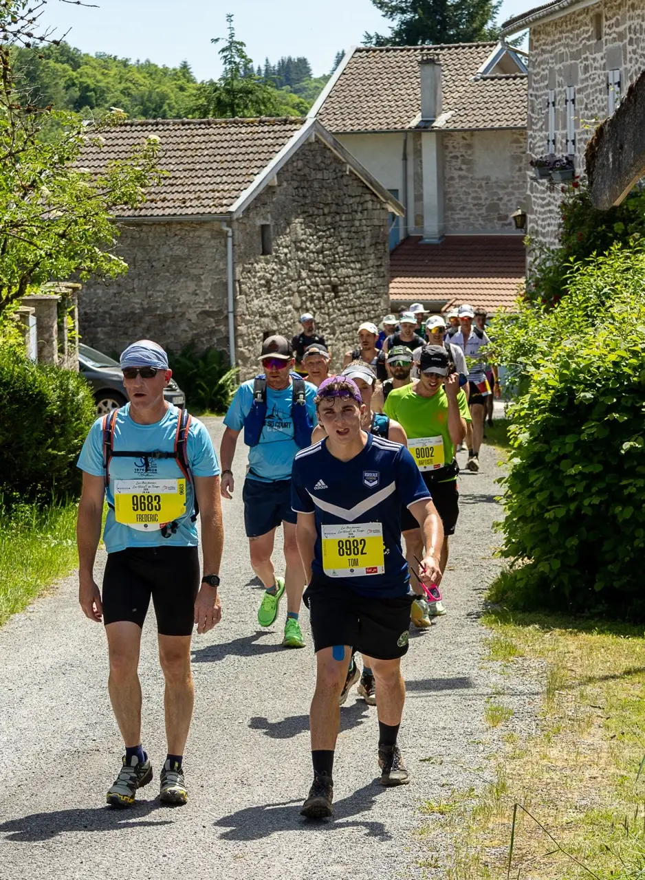 12 - En cote, au soleil, dans l'un des cinq hameaux traversés