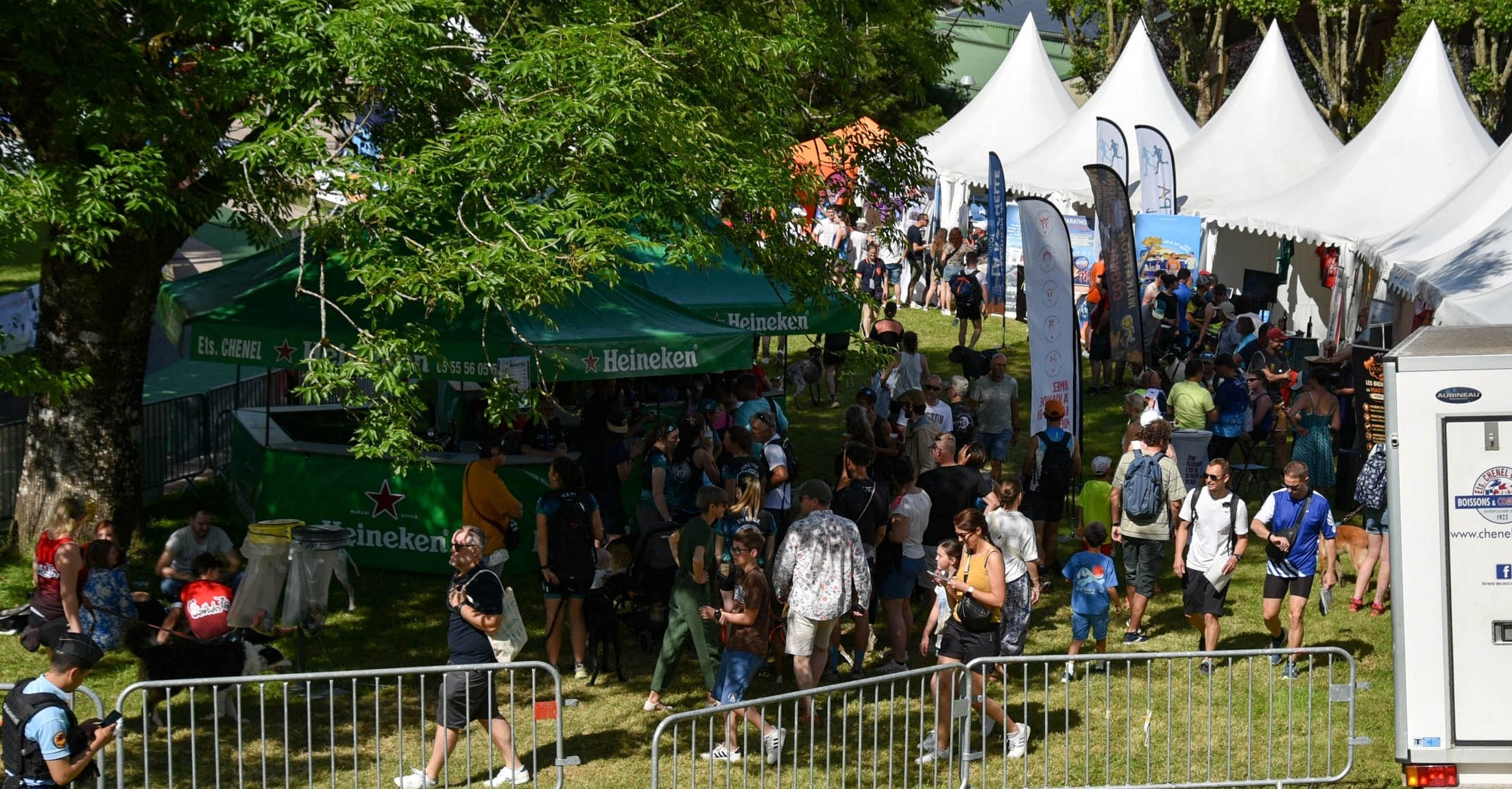 16 - Le haut du village, du coté des stands des courses amies