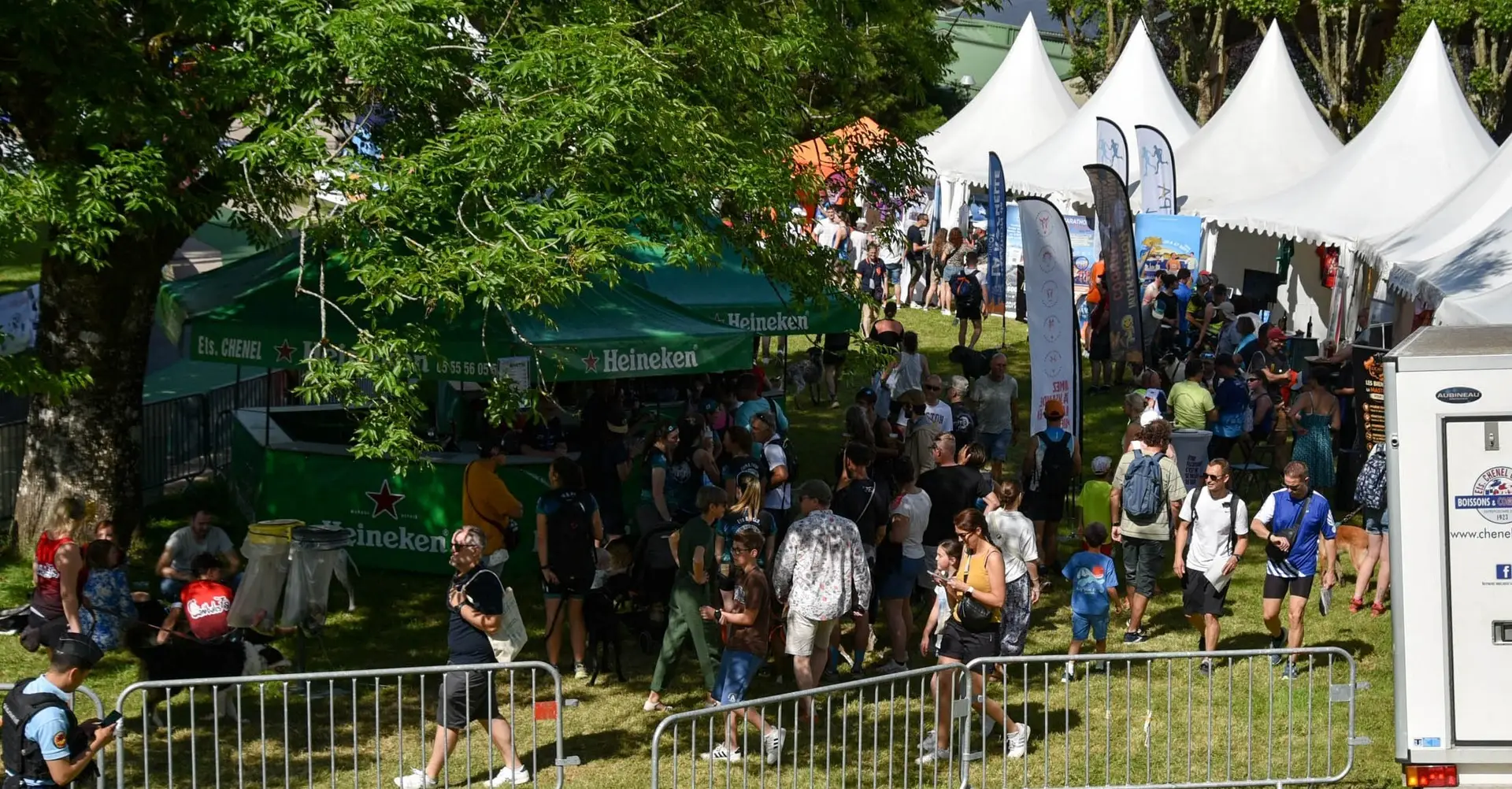 16 - Le haut du village, du coté des stands des courses amies