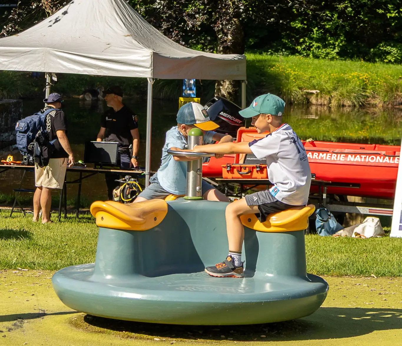 18 - Jeu d'enfant dans l'espace de la Gendarmerie s'expose