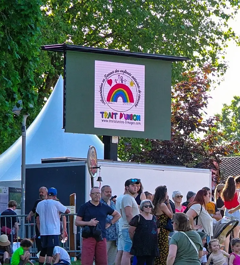 28 - Trait-d'Union, l'association en charge de la bagagerie, des douches et d'un ravitaillement