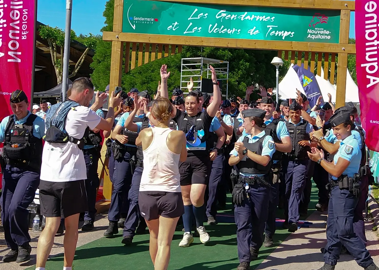 37 - Par tradition, les élèves-gendarmes de Tulle, jalonneurs des circuits, accompagnent la dernière concurrente